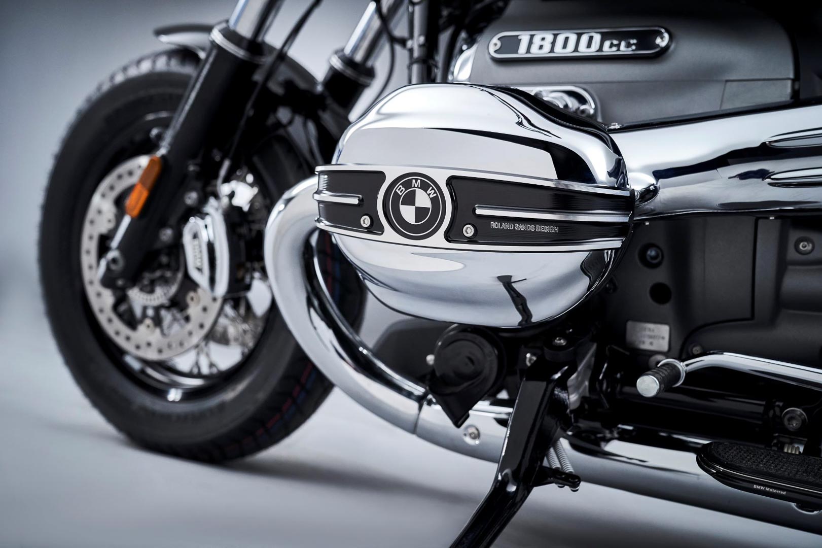 2021-BMW-R-18-First-Look-retro-cruiser-motorcycle-4